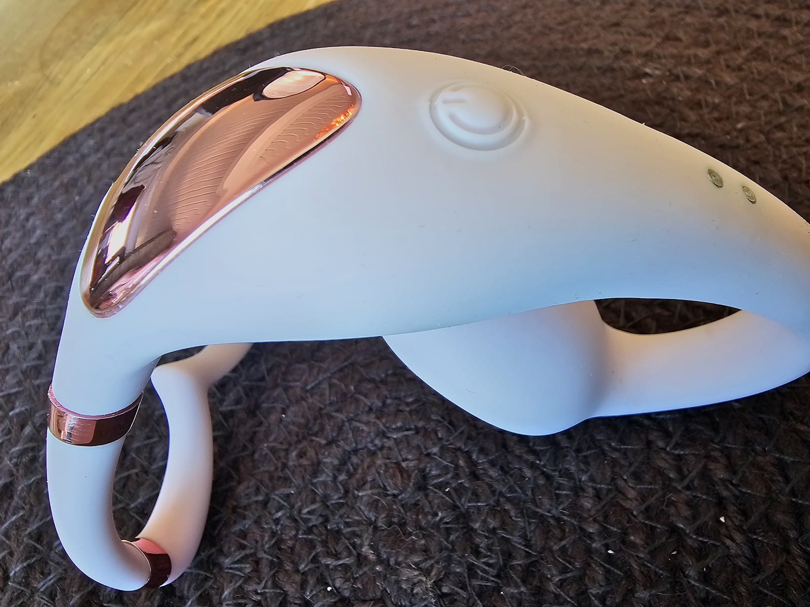 Side view of the clitoral head with the rose-gold plate and the control button